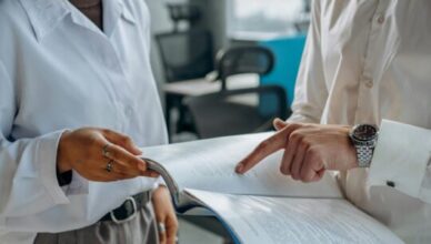 How can I introduce myself in an interview example? How can I professionally introduce myself? What is the best answer to tell me about yourself? How should an interviewer introduce themselves?